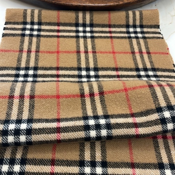 Burberry Classic Plaid Lambswool Scarf—GORGEOUS—UNISEX—Great preowned Condition! - Picture 3 of 7